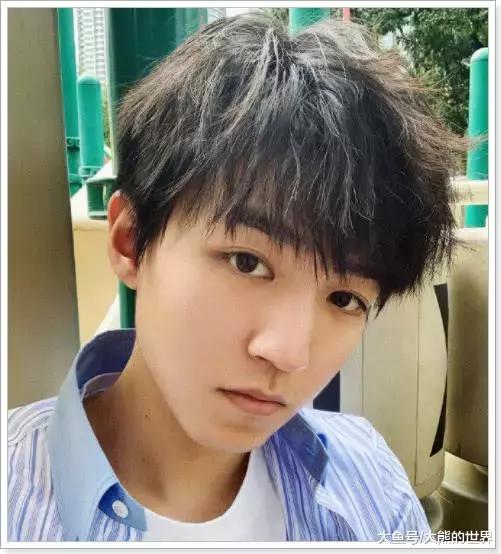 初中女孩撞脸王俊凯,两人照片合在一起,网友确定不是兄妹