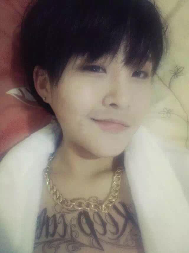 快手猫妹妹早期照片曝光,居然有纹身还带着大金链子绝对的社会人