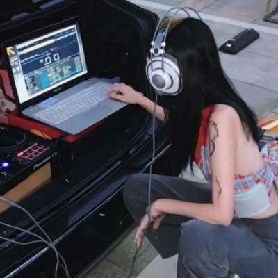 网易云热评回家路上突然晕倒,回家给爸妈说了,以为会被关心哪知