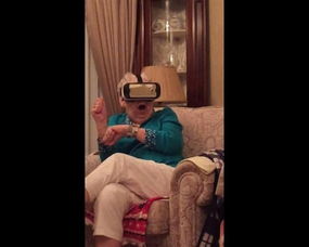 vr真不适合老人玩外国老奶奶吓破胆
