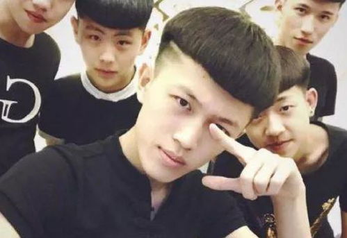 初中男孩子下课约架,有3句经典口头禅,最后一句社会人都怂