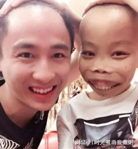 外星人陈山儿子正脸照曝光,单眼皮小圆脸,网友像一只耳