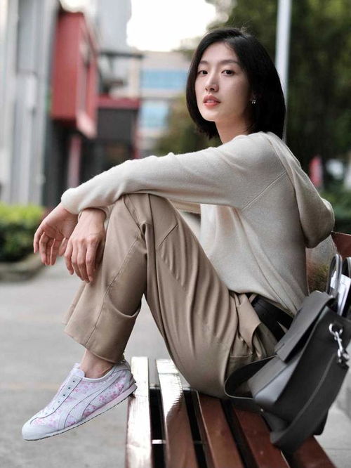 初秋,卫衣搭配直筒裤简约高级,还能提升气质感,美如初恋女友