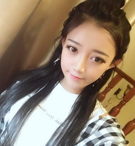 快手4大人气女皇2人被男友捧红,1人靠土豪,1人最励志