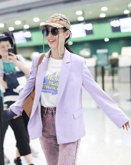 阔太黄圣依也爱小清新,紫色西装搭配牛仔裤甜美减龄,很有少女感
