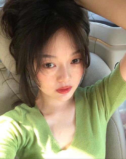 网红晚晚与路人合影被艳压网友还原无p图,脸大脖子短曝真容