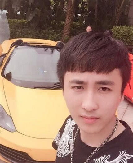 散打现身小伊伊直播间刷礼物,却遭一脚踢出小打打,咋回事啊