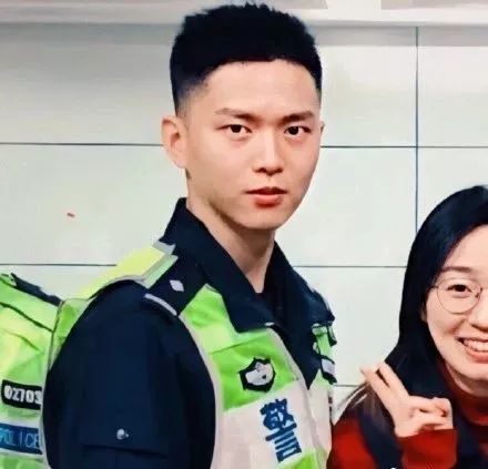 基层f4颜值炸裂霸占热搜,你还嗑什么抖音十层滤镜油腻男