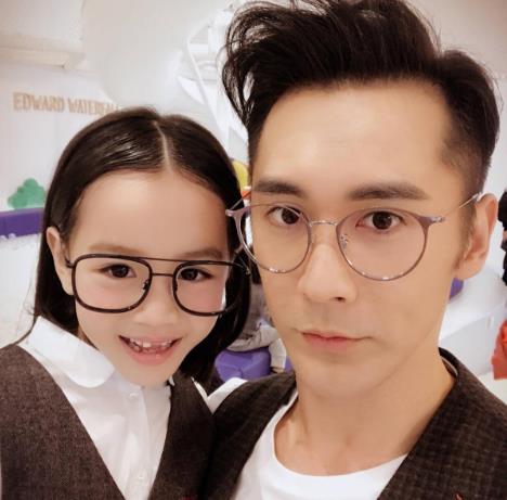 本以为戚薇和女儿够像了,看到钟丽缇女儿后,才知道啥叫复制粘贴