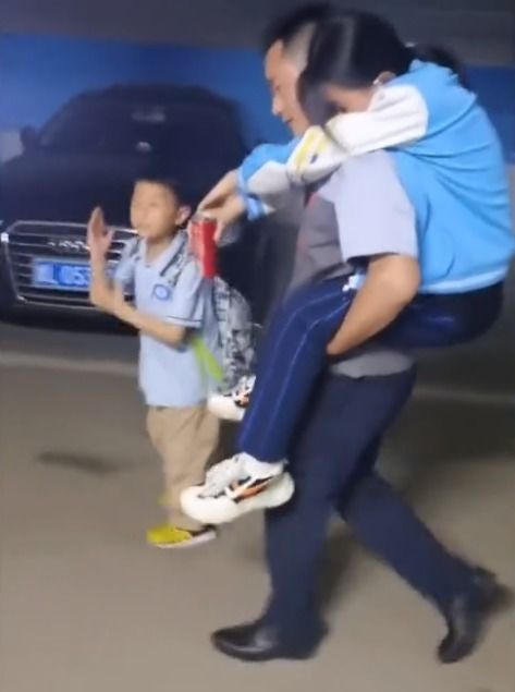 山东一女孩车内伤心流泪,爸爸摸头安慰,下车后的举动更暖心