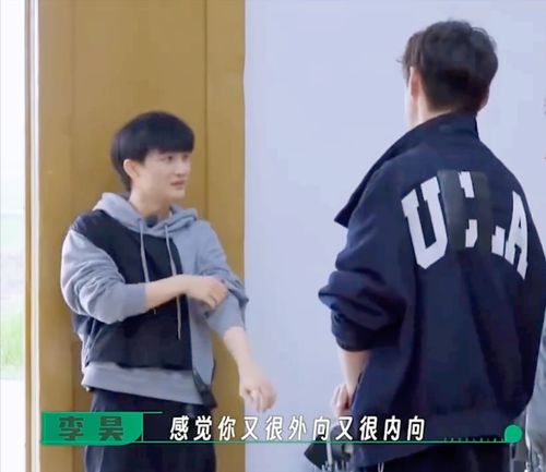 被韩红叫了一声深哥,周深社恐发作,躲进何炅的怀里瑟瑟发抖