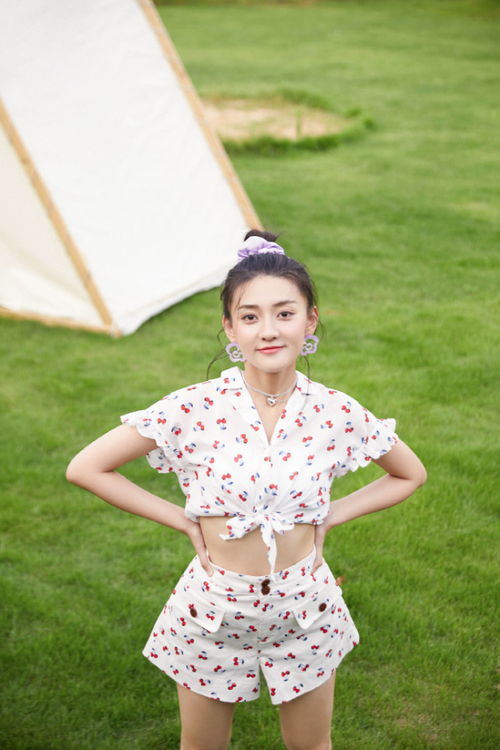 梁洁身穿一袭樱桃印花连衣裙,明朗甜美动人