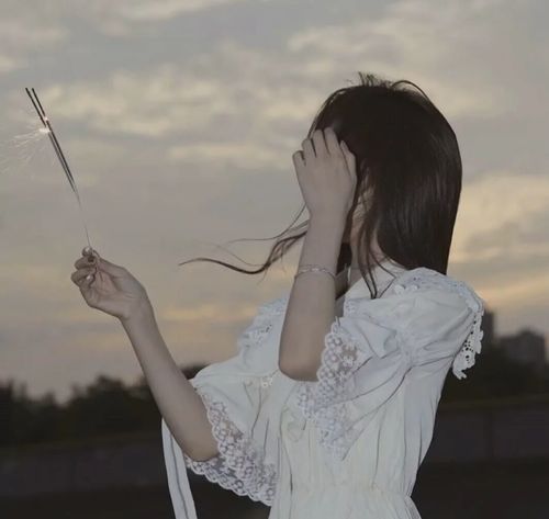 头像女ins高级质感背影文案