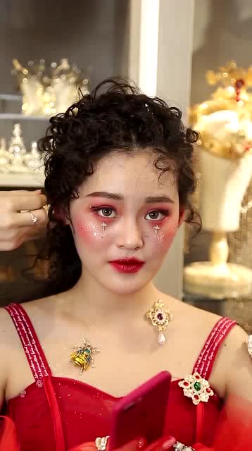 复古羊毛卷的希腊女神,化上质感高级的新年妆容,塑造出复古女人味
