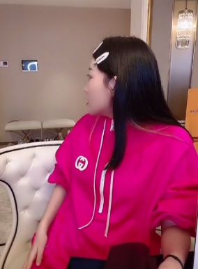 吓坏小伊伊直播遭陌生人开锁辛巴喊话我不会成为你们平台之争的牺牲品
