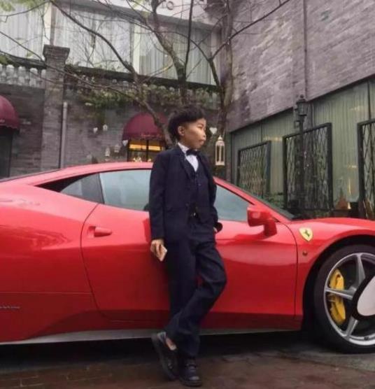 他们是最牛网红,一个年入8千万一个美女成群,你们打赏了多少
