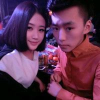 抱着地球的情侣头像在你的世界走不出去