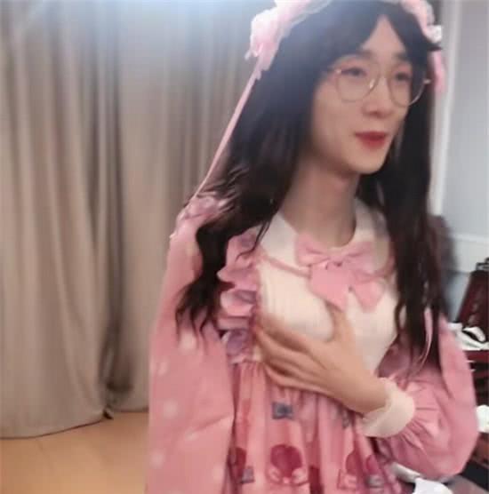 王小歪最出名的一件衣服,颜色有些特别,粉丝看了都要脸红