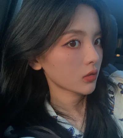 火箭少女解散后,杨超越瘦出锥子脸,难道是资源太好累的吗
