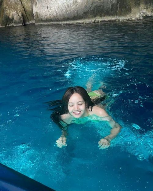 话题女王lisa泳装大赏,不愧是上过疯马秀的女人
