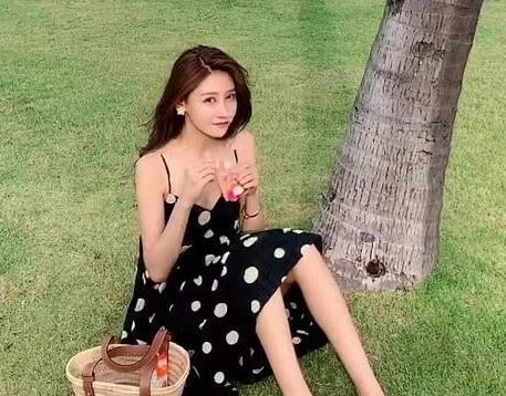 抖音停车场女孩又出来啦,吊带波点裙,那双鞋子更惹人注目