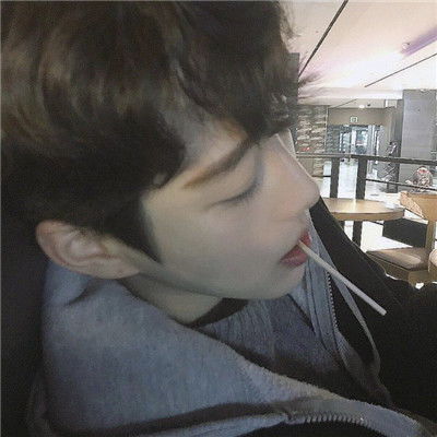 帅哥不露脸的男生头像好看清晰我唱的不够动听你别皱眉