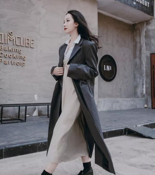 大衣里面应该怎样搭配会穿的女人往往都这么打扮,大气又显格调