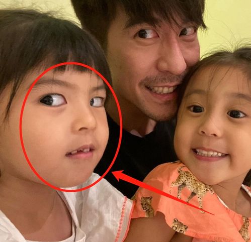 贾静雯一家五口旅游照被传,咘咘很可爱,我却在关注小女儿长相