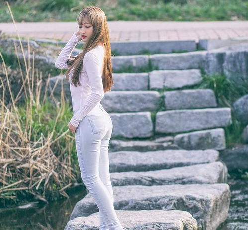 美女紧身牛仔裤背影翘臀曲线完美修饰修长美腿