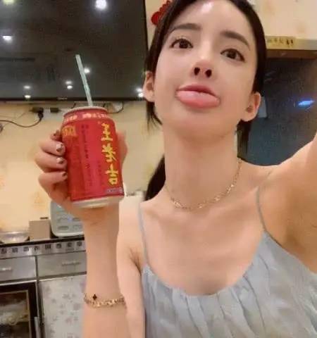抖音潘南奎花600万整成baby,当看她整前的样子,网友这么想不开