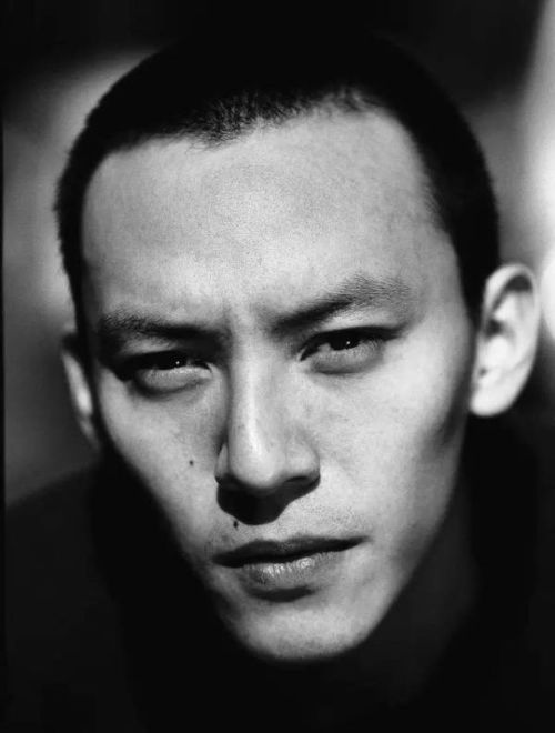 他说服了1001位明星,拍摄真正的素颜照