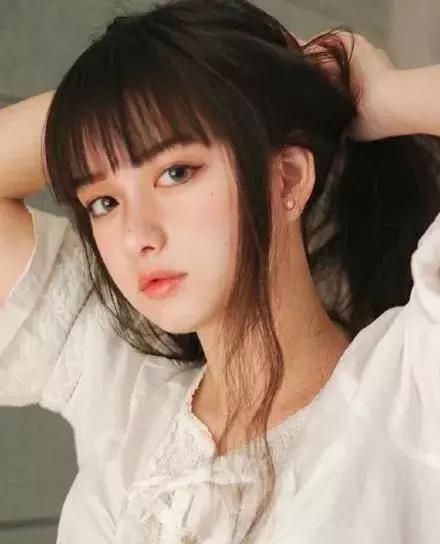 抖音古风女神和闺蜜闹掰,官宣恋情被全网喷,不仅蹭热度对象还是个渣男