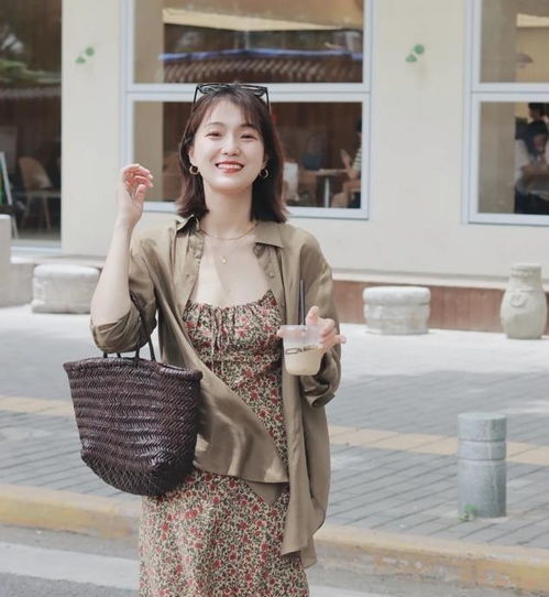 黑白灰不受宠了懂高级的女人都在穿枯木色,优雅百搭有质感