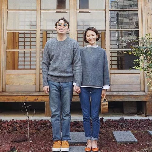 ins上这对小夫妻每天在院子里拍一张合影,表情动作都不变,却引来30万的网友围观