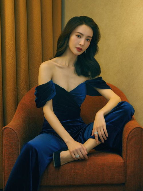 金晨终于放开了,身穿落肩丝绒连体裤,藏不住的好身材