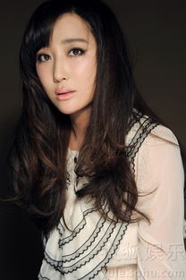 杜若溪森系写真甜美长卷发俏皮似仙女