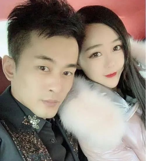 辛巴再惹争议直播连踢老婆5脚将其绊倒,是家暴还是作秀