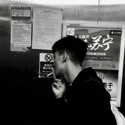 2018特别火爆的qq头像男颓废只要你还活着就不要自甘堕落