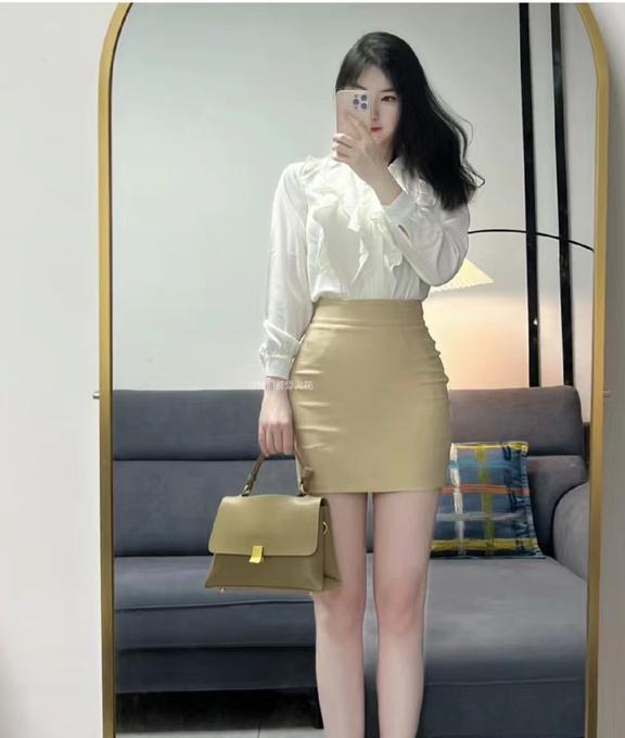 被上海女生圈粉,穿短裙vs短裤,秀美腿秀身材,基础款穿出高级感