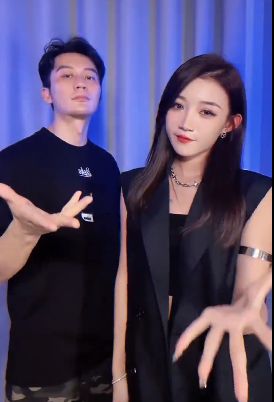 李晨现身与小伊伊合体祁天道直言与辛巴无利益瓜葛