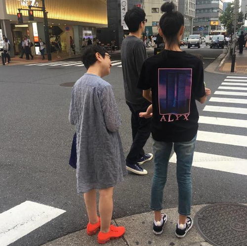 陈冠希带着三个最爱的女人漫步街头