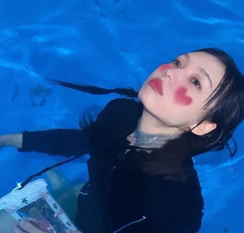 ins入股不亏的女生头像