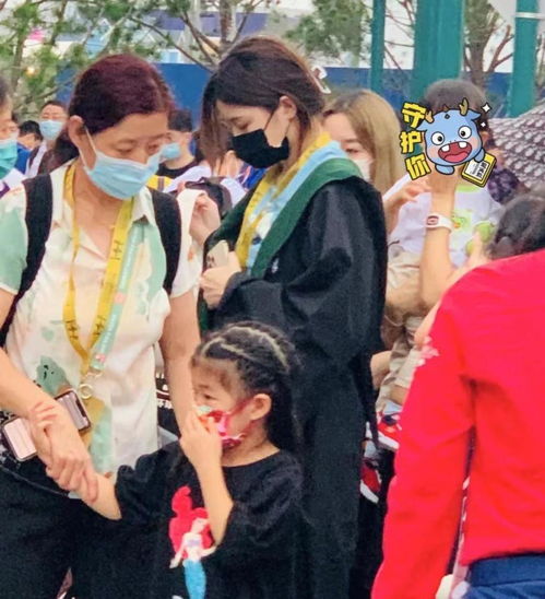汪峰一家五口逛环球影城,章子怡全程抱着小儿子,弟弟眉眼更像爸爸