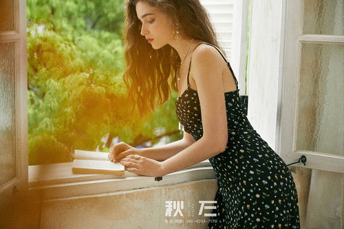 法式复古风女装碎花连衣裙子拍涉