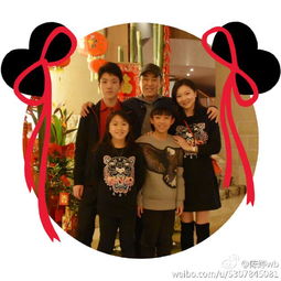 张艺谋新春拍全家福一家五口其乐融融