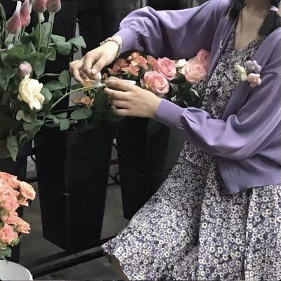 ins手捧鲜花的女生头像