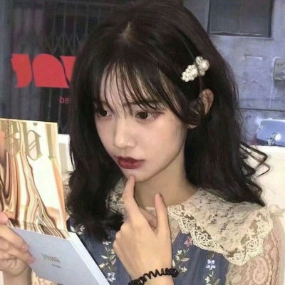 女生温暖小清新的高级感妆容头像