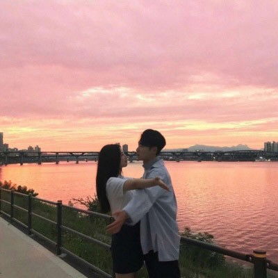 微信情侣头像一男一女夕阳背影海边风格夕阳情头唯美一对