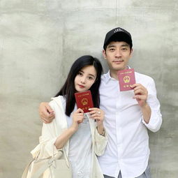 李光洁晒结婚证件照宣布婚讯霸气搂太太肩膀