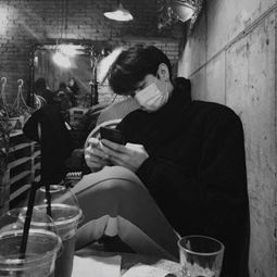 黑白男生伤感情绪大图